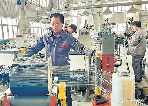 创始人在简陋车间研发涂料