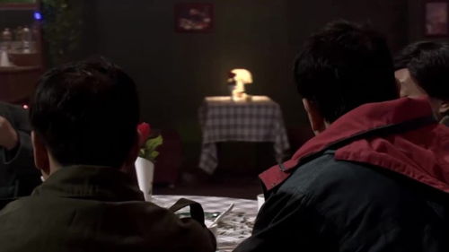 人们讨论案件场景