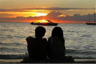 男子独自站在海边，望着远方发呆