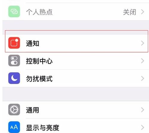苹果 iOS 26 Beta 6 继续完善‘液态玻璃’设计：锁屏时钟透明度再提升