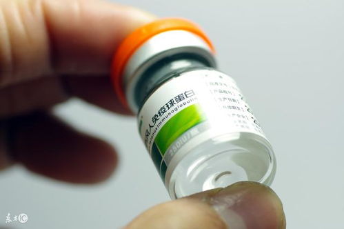 一个人正在给伤口涂抹药膏