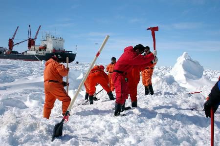 科考队员在冰面行走