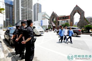 警察在校园门口巡逻