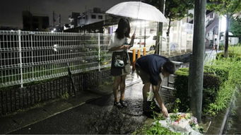 民众献花哀悼的画面