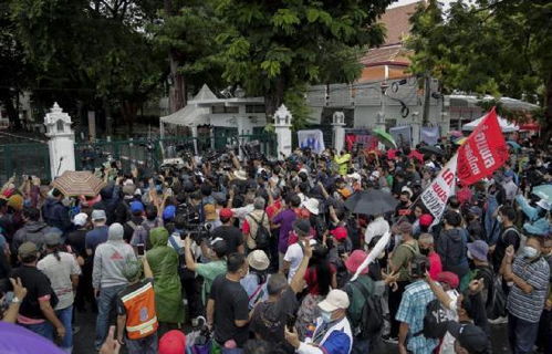 台湾民众抗议民进党当局的画面