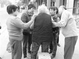 8个子女'踢皮球'，93岁老父无人管！