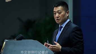 中国外交部发言人陆慷主持记者会的图片