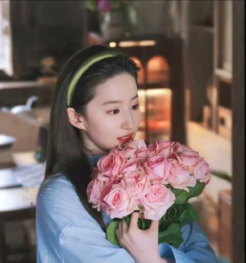 男子求婚后被爆曾骚扰迪丽热巴，王珞丹遇尴尬事