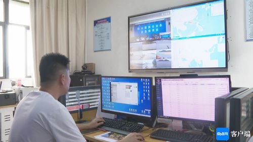 工作人员忙碌准备应对台风