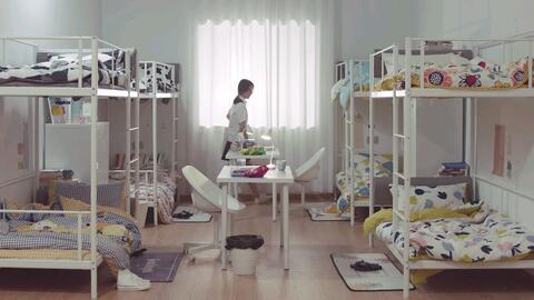 学生在宿舍学习场景