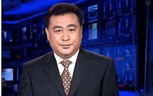 谷勇华在舞台上主持节目