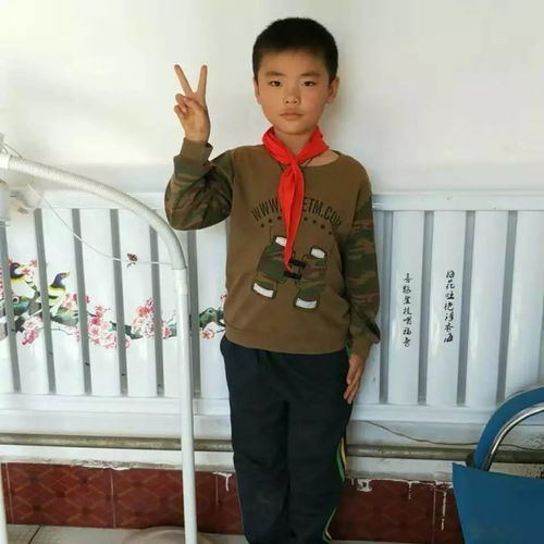 男童走失时穿着