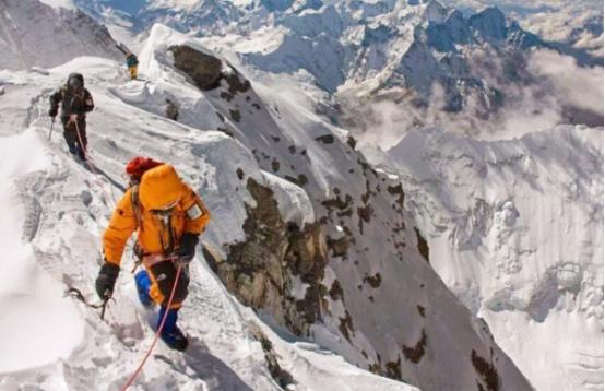 管静珠峰遇难，去年登顶珠峰还曾倒立，背后故事令人唏嘘