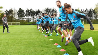 球队在训练场地训练