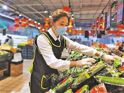 车站工作人员正在整理货架