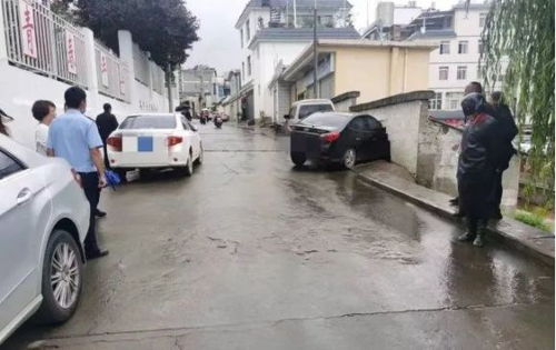 老人偷买三轮车在家试驾，竟把围墙撞烂啦