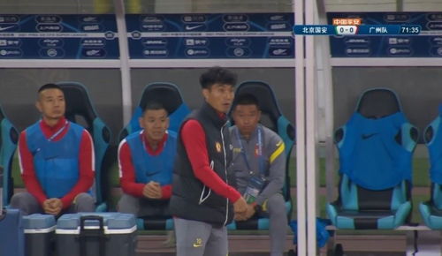 教练在比赛现场指挥