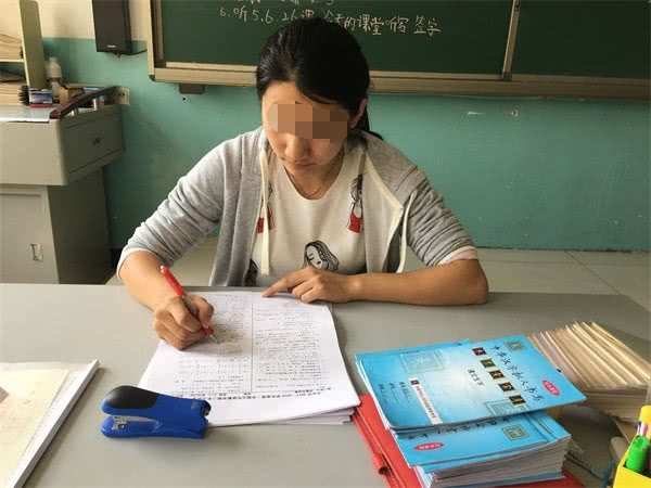 员工在抄心经的场景