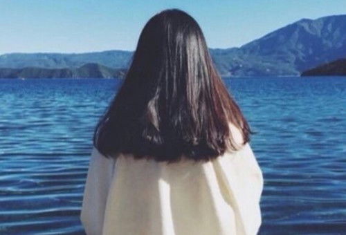 自信站立的背影