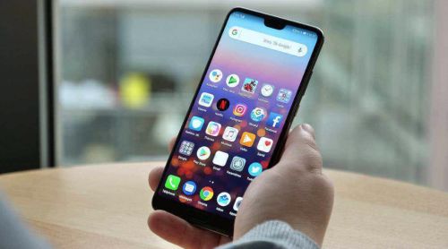 年轻人查看生前整理资料