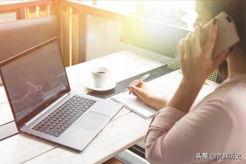 两人在咖啡馆交谈