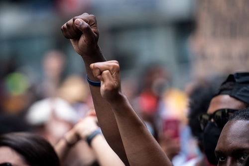 马库斯与人交流