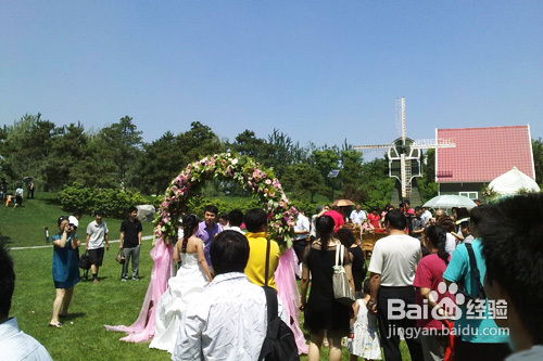 户外婚礼忙碌准备