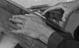 老手工艺人专注工作的画面