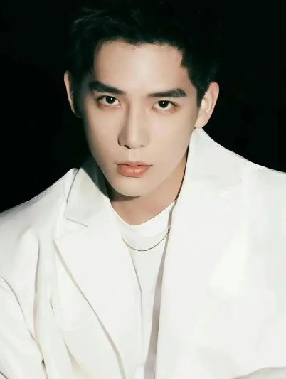 网友默默注视王安宇的画面