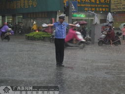 交警冒雨指挥交通