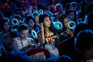 人们观看发布会