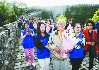 志愿者陪伴幸存者老人