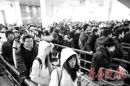 学生群体在火车站排队购票的画面