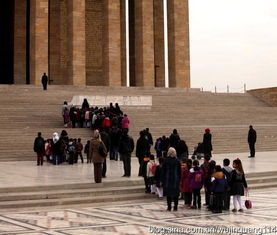 纪念馆前的默哀