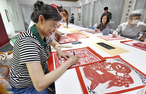 老人在养老社区开心地参加活动