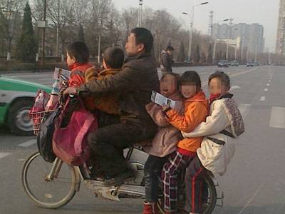 女子带五孩吃面