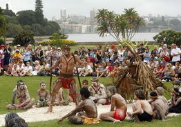 土著人表演舞蹈