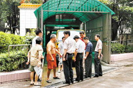 多名领导围观考核环卫工，背后真相引人深思