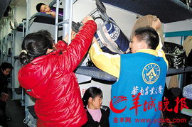 志愿者正在帮助苏苏做家务