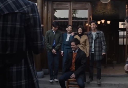 一家人站在即将被拆迁的老屋前拍照