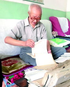 九旬老人在镜头前笑容满面地分享生活