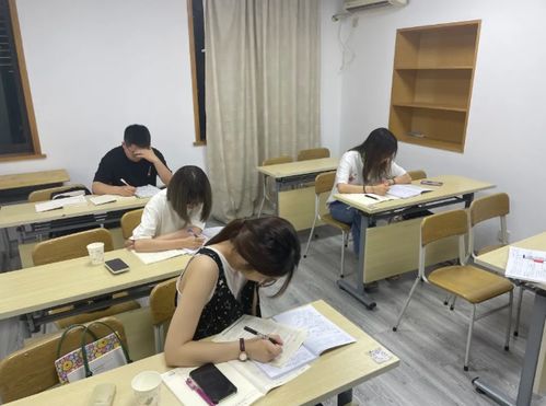 努力学习的学生