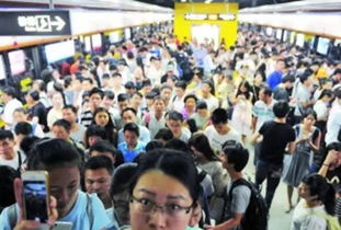 地铁站拥挤的人群