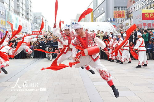 人们受到鼓舞的情景