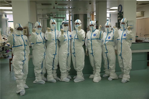 医护人员救治患者