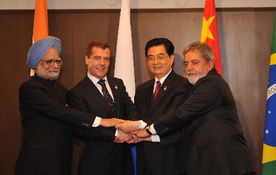 两位领导人在会晤现场握手