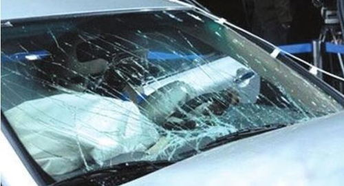 问界 M7 舱内激光：无‘犄角’的美学与技术融合