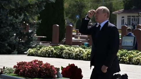 普京离开阿拉斯加前去公墓献花背后的故事