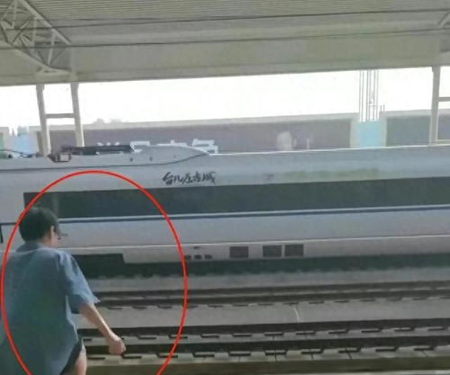 高铁站2分钟喝8两五粮液，男生回应别学自己