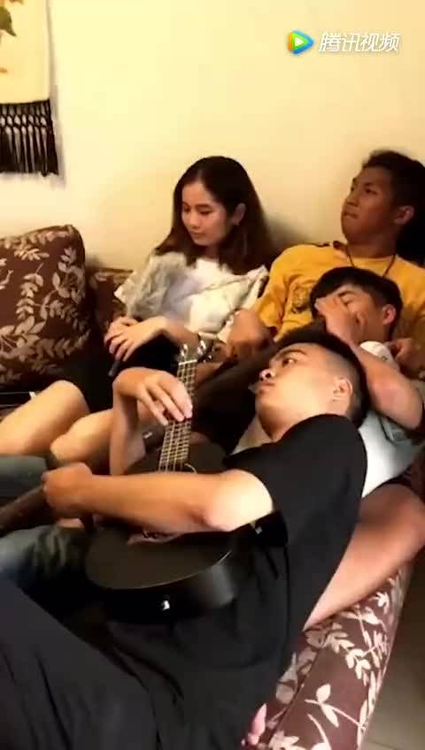 哥哥们在一公前努力排练的画面